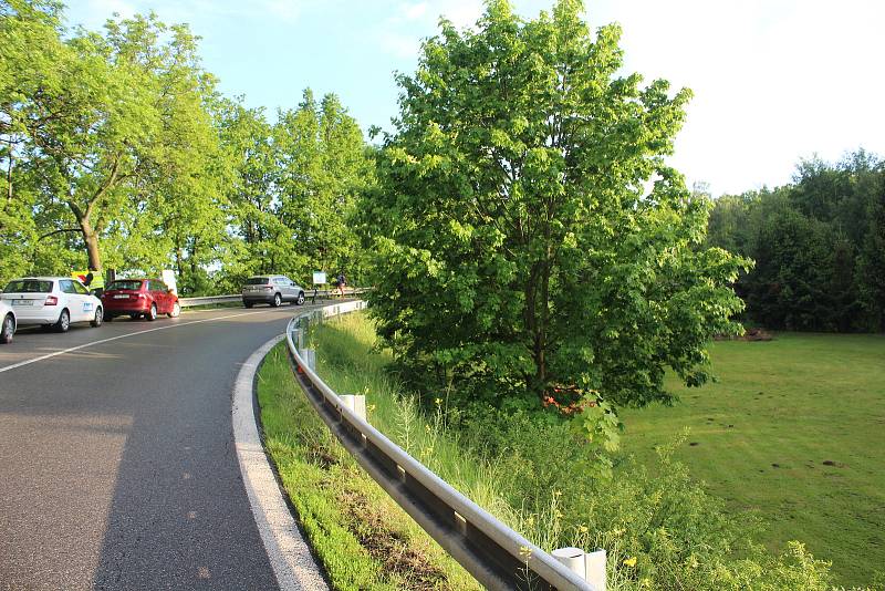 Na předpolí mostu v Netřebicích na hlavním tahu na hranice s Rakouskem se utrhla krajnice nad prudkým svahem nad zahradou.