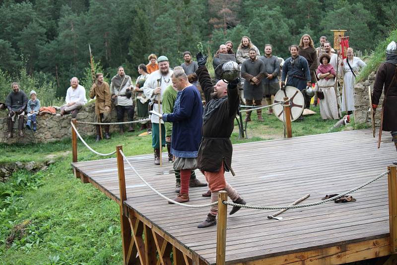 Bitevní souboje sledovali v sobotu návštěvníci hradu Pořešín. Foto: Václav Krametbauer