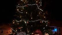 Slavnostní rozsvícení vánočního stromu ve Velešíně o první adventní neděli. Foto: Petr Skřivánek