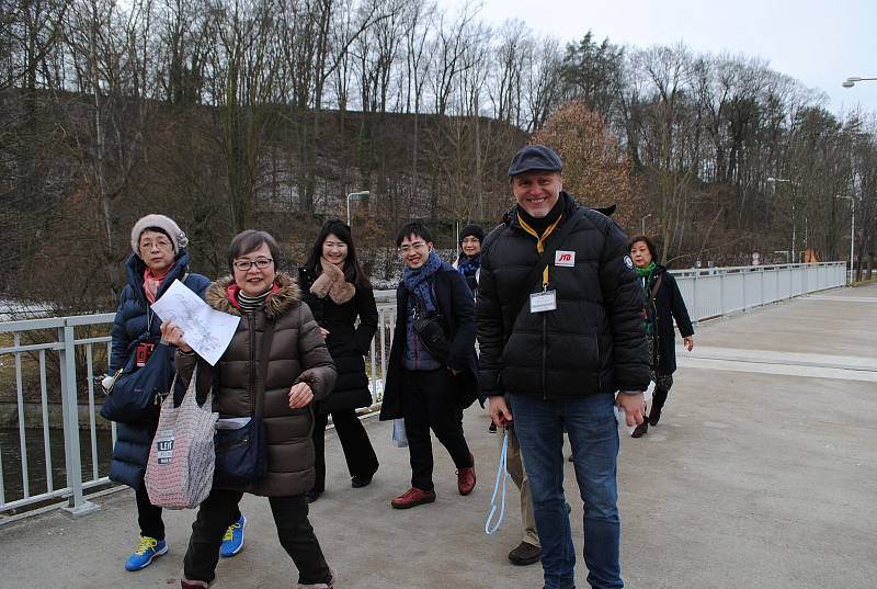 Krumlovští průvodci (na snímku Oto Šrámek s klienty) mají práce stále stejně, turisty z pevninské Číny totiž neprovázejí nikdy.