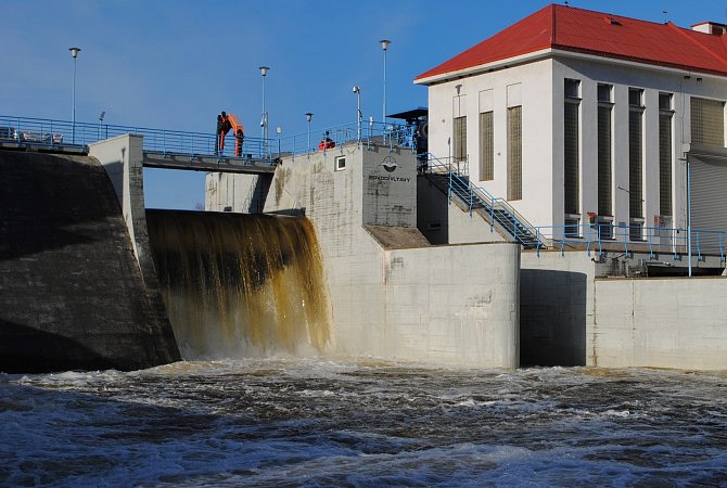 Velká voda na Vltavě 27. prosince 2023, kdy z Vyššího Brodu teklo 80 kubíků za vteřinu. Na snímku hráz VD Lipno II.