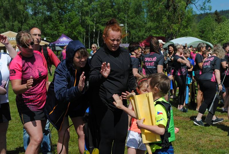 Závody dračích lodí na Lipně v sobotu 21. května 2022 zahájily lipenskou letní sezónu.