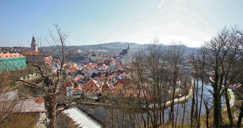 Celosvětová empidemie koronaviru vylidnila i centrum Českého Krumlova, které je běžně zaplaveno turisty.