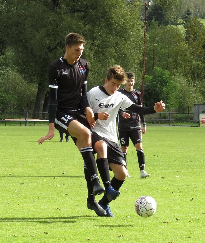 Kapličtí dorostenci (v černém) v I.A třídě porazili Mokré vysoko 10:2.