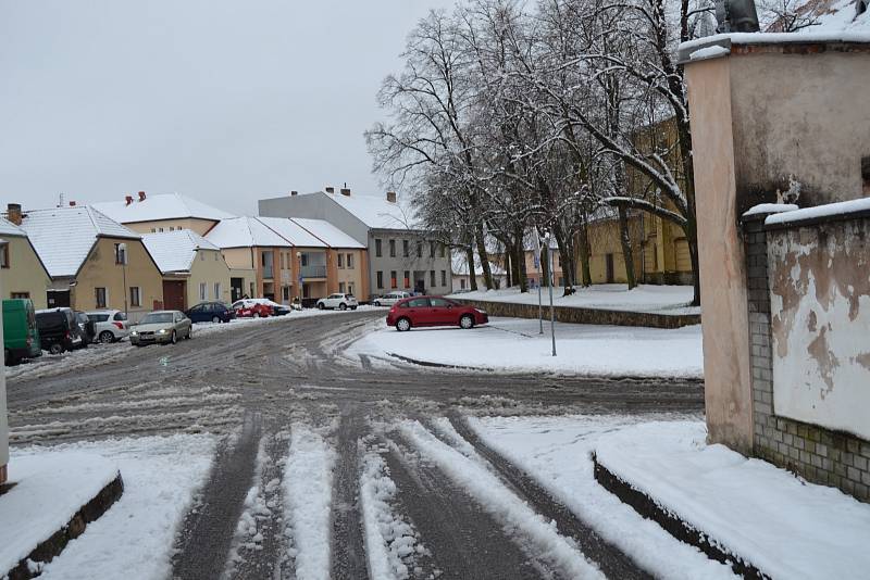 Velká sněhová nadílka v pátek 28. dubna ráno postihla i Podkletí (snímky z Křemže a okolí).