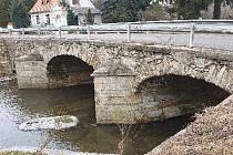 Památkově chráněný most ve Starých Dobrkovicích prochází generální rekonstrukce.