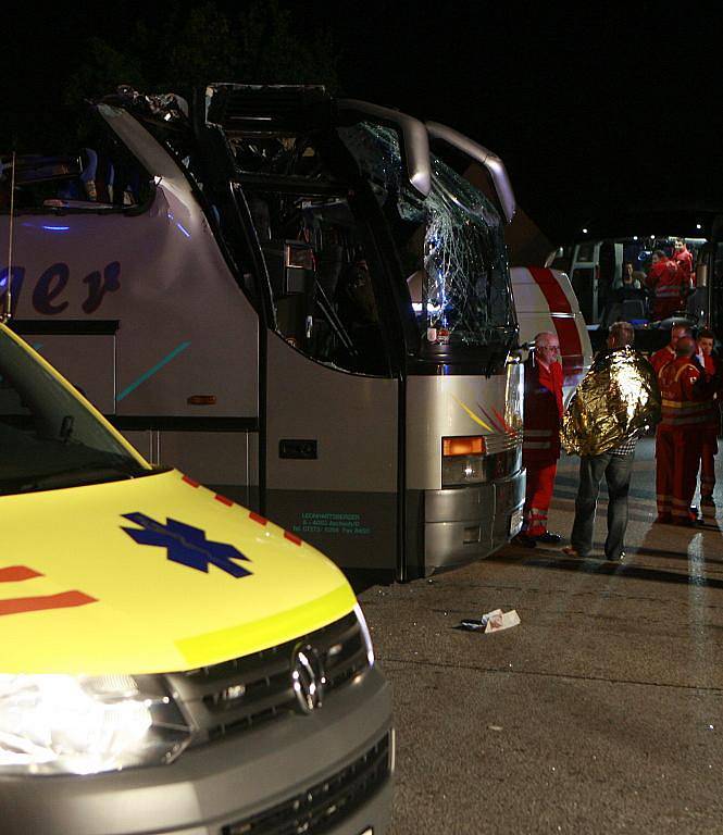 U Rybníka boural autobus se 44 cestujícími. Šofér nezaregistroval, že je pověstný viadukt nad silnici příliš nízký a při jeho podjetí vysokému autobusu srazil střechu.