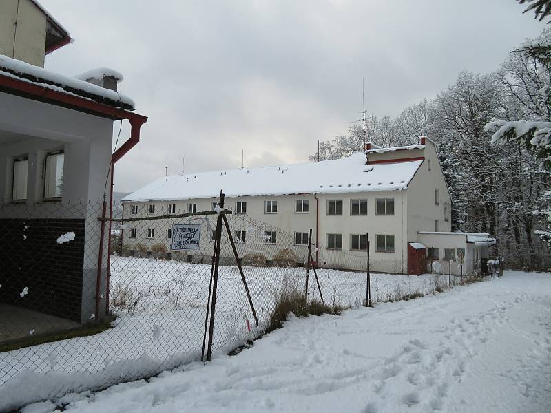 Kdysi vyhlášené plicní sanatorium na Českokrumlovsku nyní už více jak 15 let chátrá.