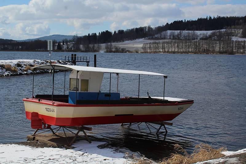 Hornoplánský přívoz byl v pondělí znovu spuštěn na lipenské jezero.