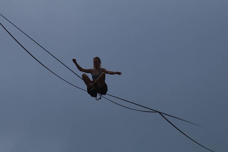 Novodobí provazochodci. V Krumlově se koná Festival highlinerů a slacklinerů.