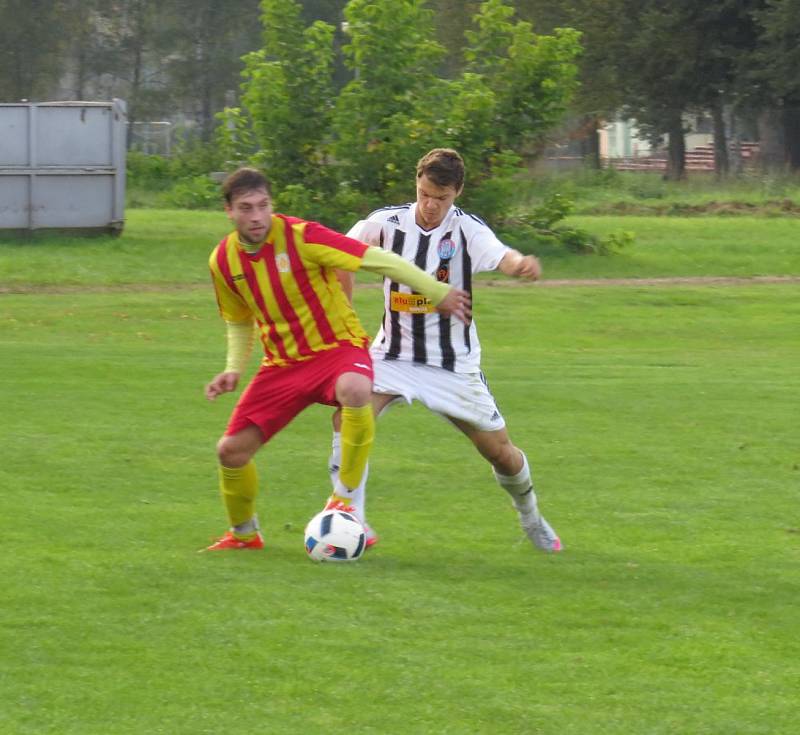 Oblastní I.B třída (skupina A) - 6. kolo (5. hrané). FK Spartak Kaplice (bíločerné dresy) - TJ Sokol Kamenný Újezd 5:1 (3:0).