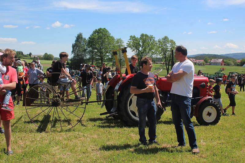 První traktoriáda ve Chmelné se skvěle vydařila. K vidění bylo plno traktorů a obdivovalo je mnoho návštěvníků.