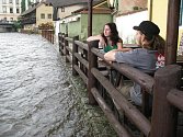 Hladina Vltavy na konci letošního června místy dosahovala přesně hrany koryta a náplavek. V jiných místech centra Českého Krumlova už se dostala i výše.