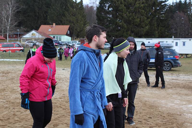 Vodní záchranáři měli v Černé v Pošumaví praktickou část víkendového semináře, v jehož rámci skládali zkoušku z vodní záchrany i studenti oboru zdravotnický záchranář z Jihočeské univerzity.