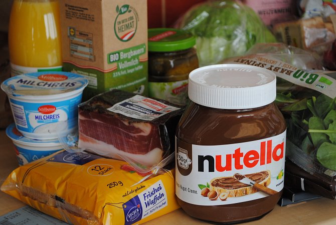 Vyrazili jsme na srovnávací nákup do rakouského Lidlu a porovnali ceny s těmi v Česku u dvaadvaceti položek z nákupního seznamu. Nutella vyšla v Rakousku o čtvrtinu levněji.