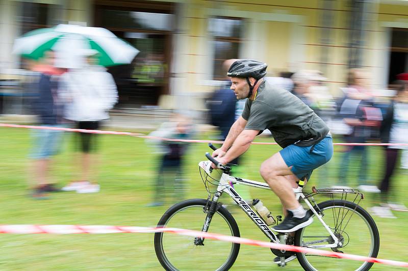 Sedmý ročník triatlonu Železný adiktolog se konal v zámeckém parku v Červeném Dvoře.