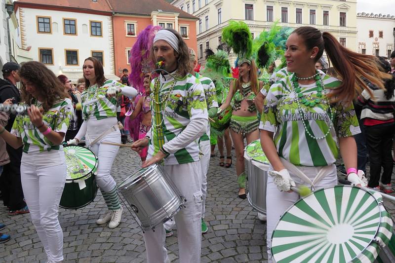 Karnevalový průvod Českým Krumlovem v rytmu Rio de Janeiro.