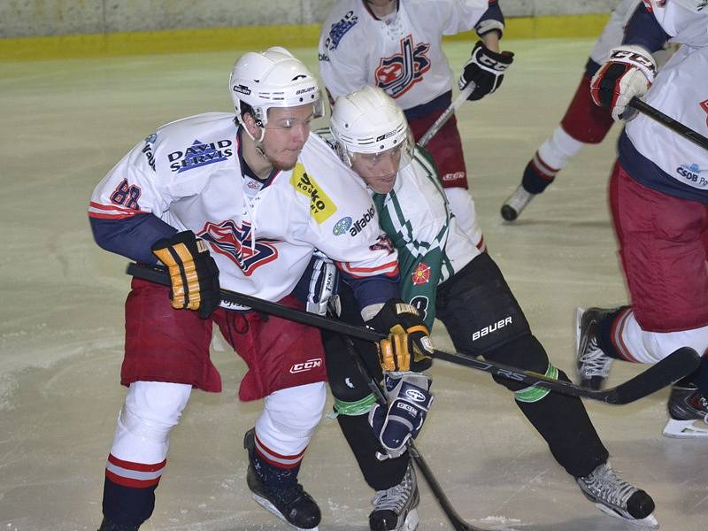 3. semifinále play off krajské ligy: HC Slavoj Č. Krumlov (v zeleném) - HC David servis Č. Budějovice 1:3.