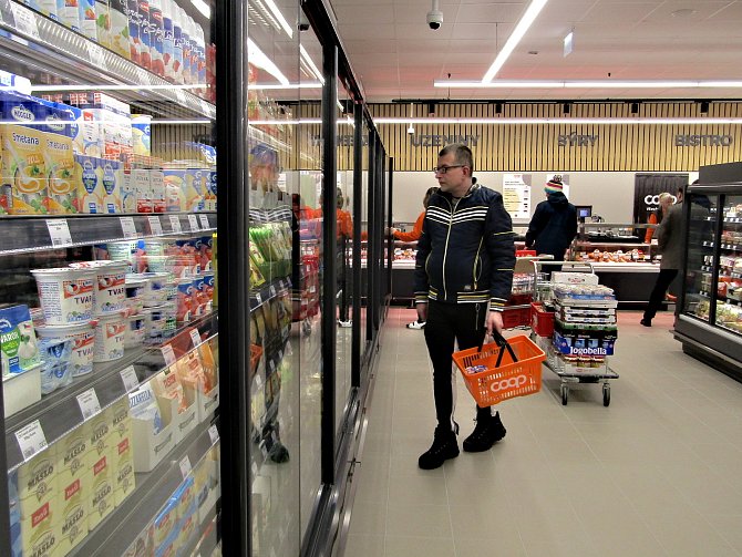 Coop otevřel v pondělí 19. prosince dopoledne v Lipně nad Vltavou svou další automatickou prodejnu. Supermarket bude pro zákazníky přístupný nonstop, stačí mít bankovní identitu.