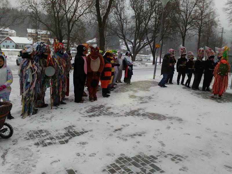 Masopustní veselí v Loučovicích nepokazil ani mrazivý vítr.