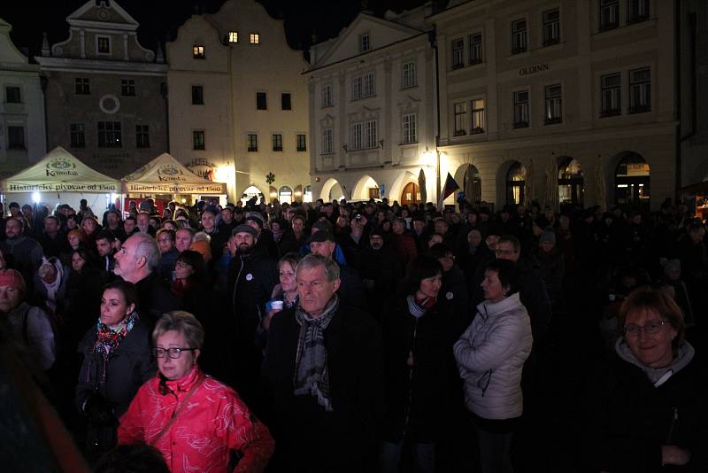 Občané Českého Krumlova na náměstí Svornosti oslavili 30 let po sametu, společně s kapelou Chlapi v sobě.