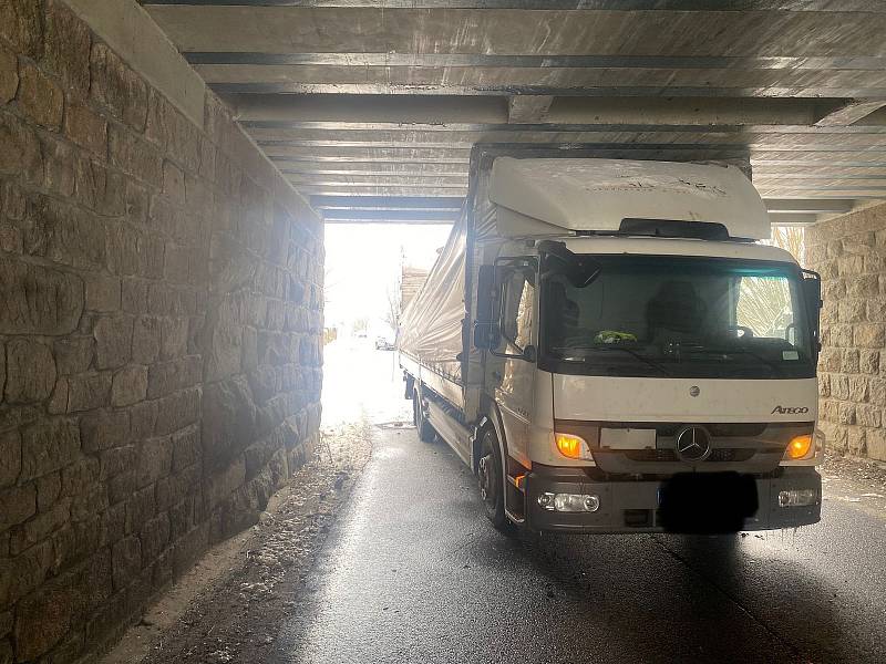 U obce Rybník zablokoval průjezd nákladní automobil.