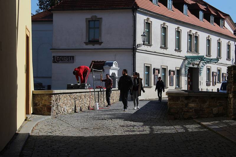 Připravy na natáčení historického filmu v Českém Krumlově jsou v plném proudu.