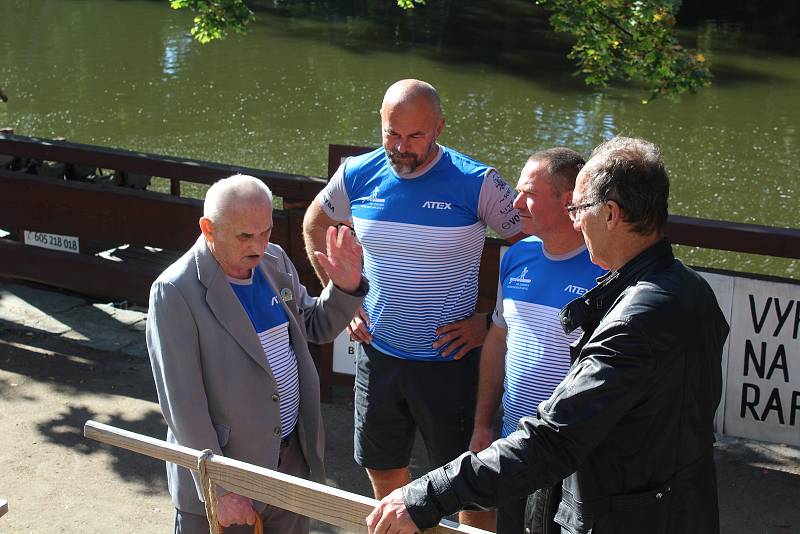 Zleva: Václav Husa, Václav Chalupa, Radek Šťovíček a Dalibor Carda u modelu tzv. předáku na krumlovském přístavišti Parkán.