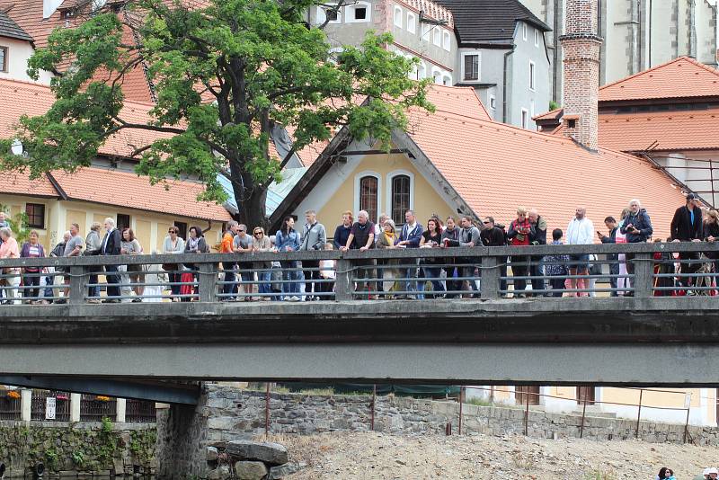 Vilém z Rožmberka a Polyxena z Pernštejna dostali darem benátskou gondolu. Pak plavby na ní náležely dalším zájemcům.