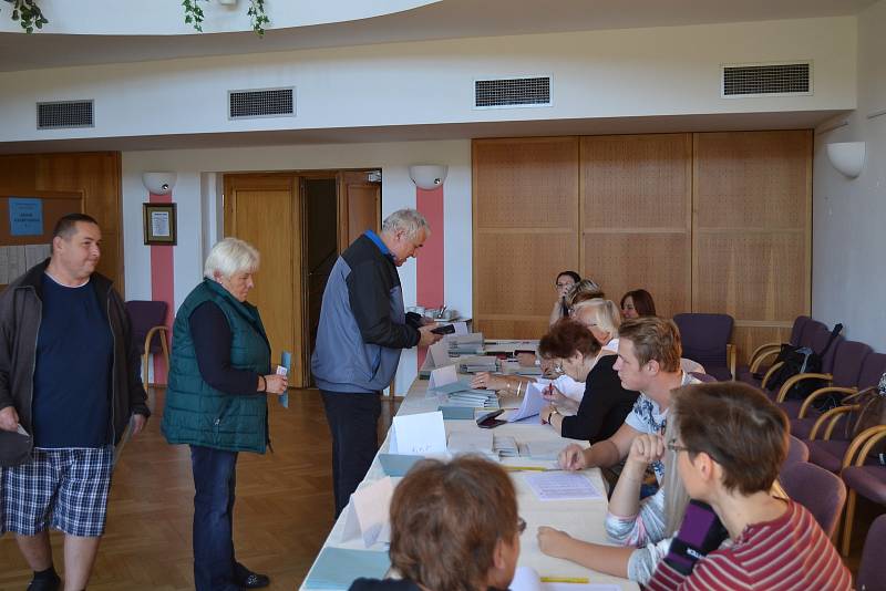 Volby v sále křemežské radnice v pátek odpoledne.