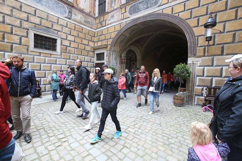 Český Krumlov se probouzí k životu. V sobotu ve dvě hodiny odpolende vyšel historický průvod z pátého zámeckého nádvoří. Zahájil tak kvůli Covidu-19 letos opožděnou sezónu.