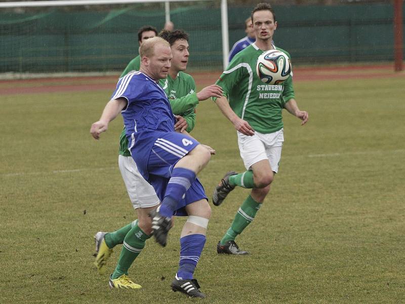 Česká divize - 17. kolo: Český Krumlov (v zeleném) - Tachov 0:1 (0:1).