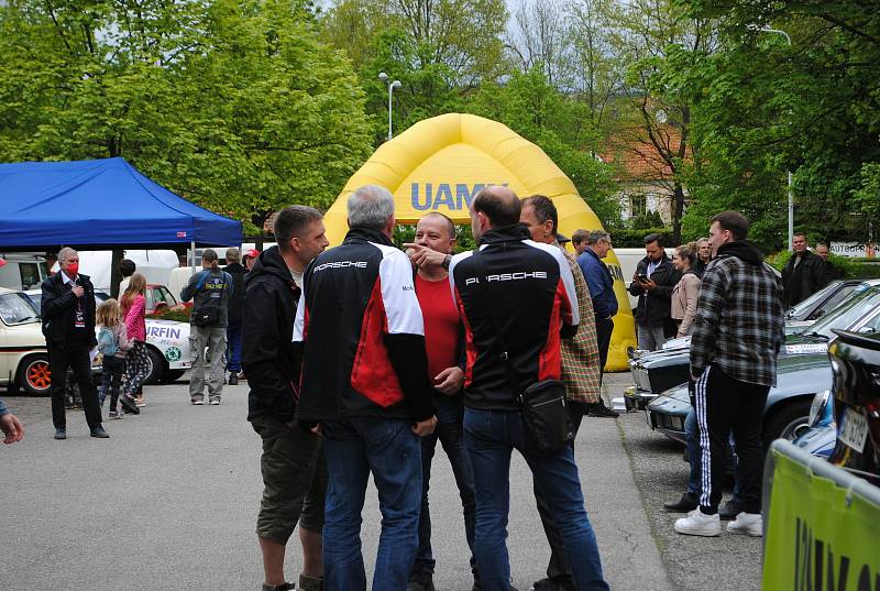 Premiérový ročník Rallye Český Krumlov Revival startoval v tradičním květnovém termínu na tradičním místě, na parkovišti v krumlovské Jelení zahradě.