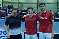 Úspěšní českokrumlovští badmintonisté. Zprava Jaromír Janáček, Tomáš Švejda a trenér Radek Votava.