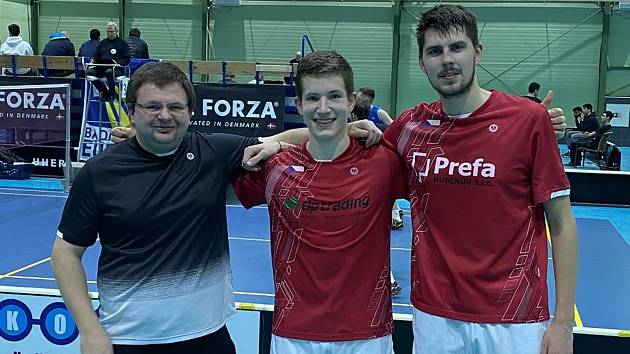 Úspěšní českokrumlovští badmintonisté. Zprava Jaromír Janáček, Tomáš Švejda a trenér Radek Votava.