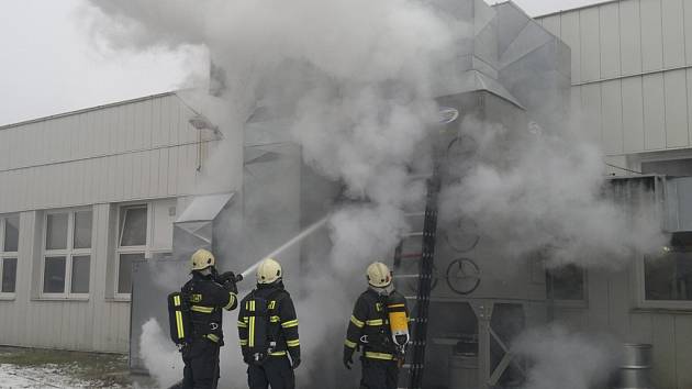 Požár filtrace haly jedné firmy v průmyslové zóně v Českém Krumlově.