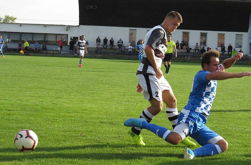 Kapličtí fotbalisté (v černobílém) prohráli ve Vodňanech vysoko 1:6. Foto: Libor Granec