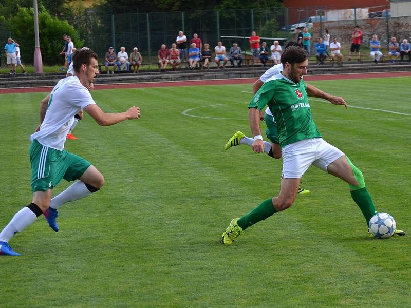 Fortuna divize A - 30. kolo: FK Slavoj Český Krumlov (zelené dresy) - SK Jankov 0:0, na penalty 4:5.