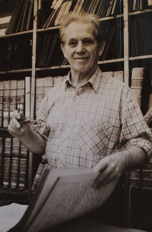 Dr. Jiří Záloha ve své pracovně Státního archivu v Čes. Krumlově v r. 1990.