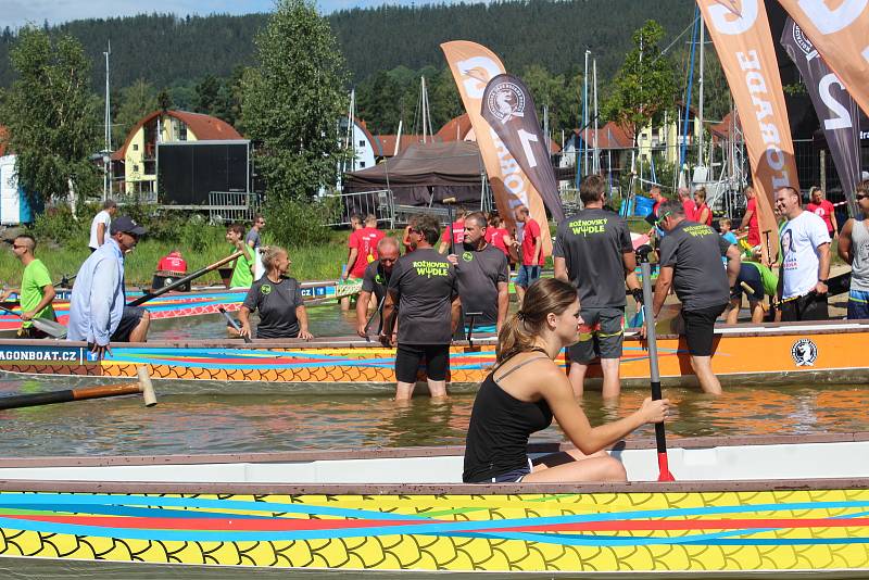 Lipno Sport Fest 2020 vyvrcholil závodem dračích lodí.