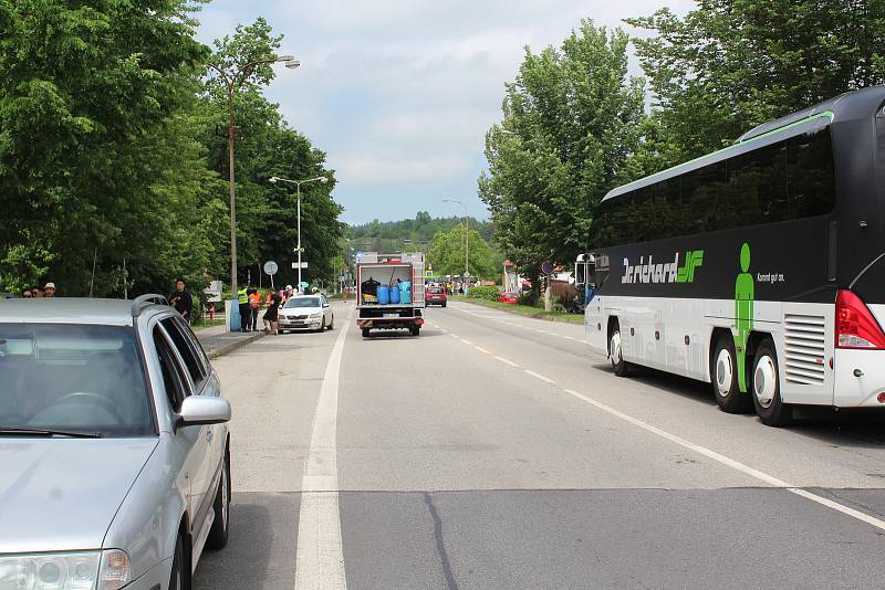 Fabia HZS JčK nehodu na Chvalšinské odnesla nejvíc, z místa ji muselo odvézt auto z hydraulickou rukou.