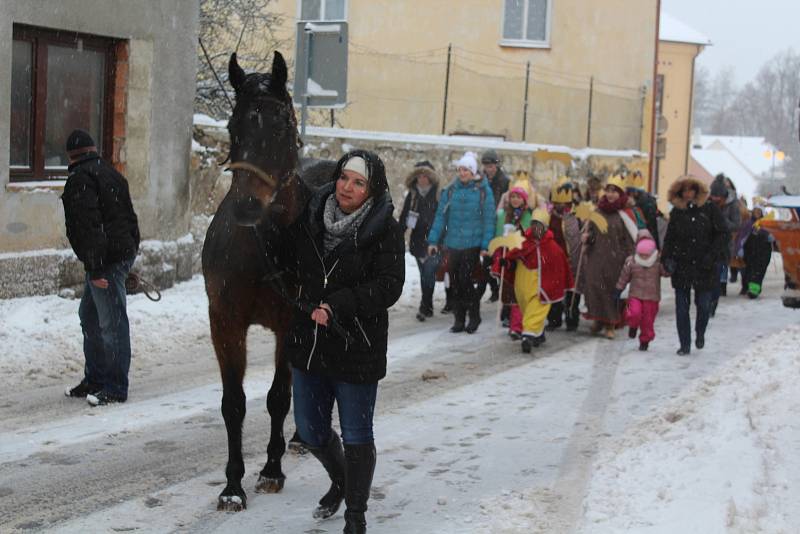 Tři králové se všemi tříkrálovými koledníky v sobotu zahájili charitativní sbírku v Kaplici a okolních obcích a osadách.