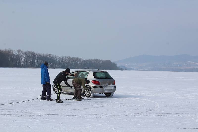 O víkendu v Horní Plané jezdilo přes zamrzlé Lipno jednou auto za druhým.