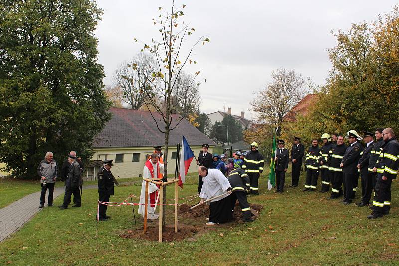 Sobotní odpoledne obyvatelé Malont věnovali oslavám vzniku republiky. Nechyběl ani ohňostroj.