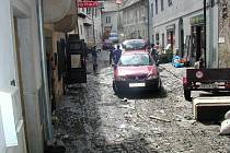 Český Krumlov a následky povodní. Takto město vypadalo 14. srpna 2002.