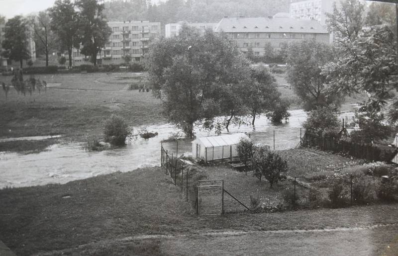 Český Krumlov v 70. letech 20. století. Park v Jelence, ještě se zahrádkami.