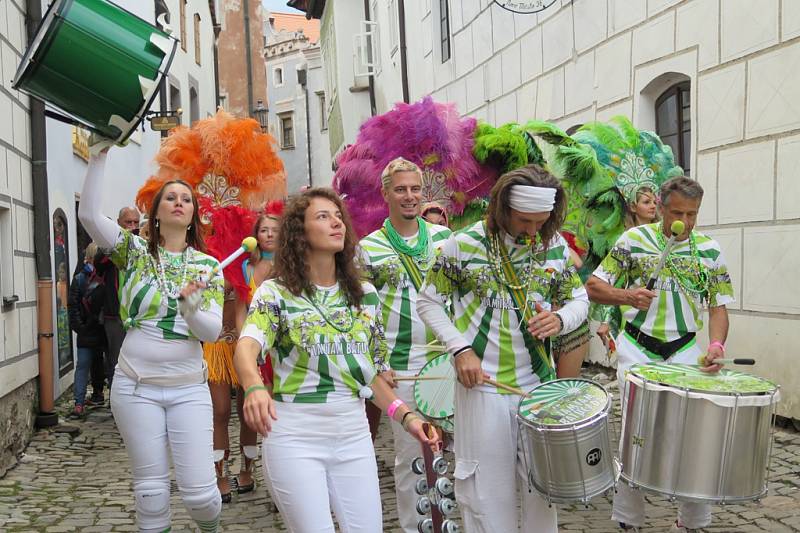 Karnevalový průvod Českým Krumlovem v rytmu Rio de Janeiro.