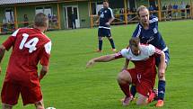 Okresní přebor muži - 16. kolo: FK Dolní Dvořiště (modré dresy) - Sokol Křemže 3:0 (1:0).