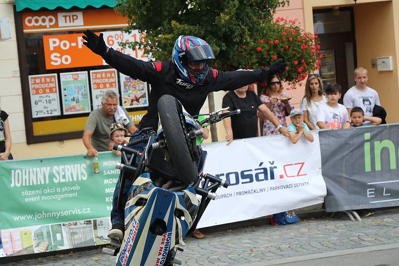 Grand Prix Kaplice otevřel motocyklový kaskadér Martin Krátký který předvedl své mistrovství v sedle Yamahy a MZ.