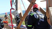 Lezecká skupina Územního odboru Český Krumlov HZS JčK spouštěla na laně z horní plošiny středověkého lešení na Jakobínce při taktickém cvičení dva raněné. Zásahu velel Marek Voldřich.